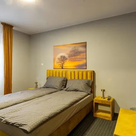 33 Bed & Breakfast