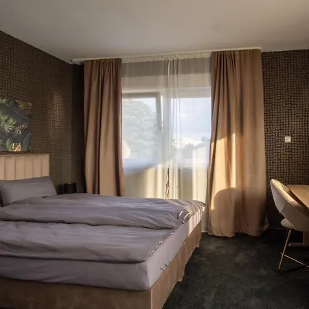 Bed & Breakfast 33 *